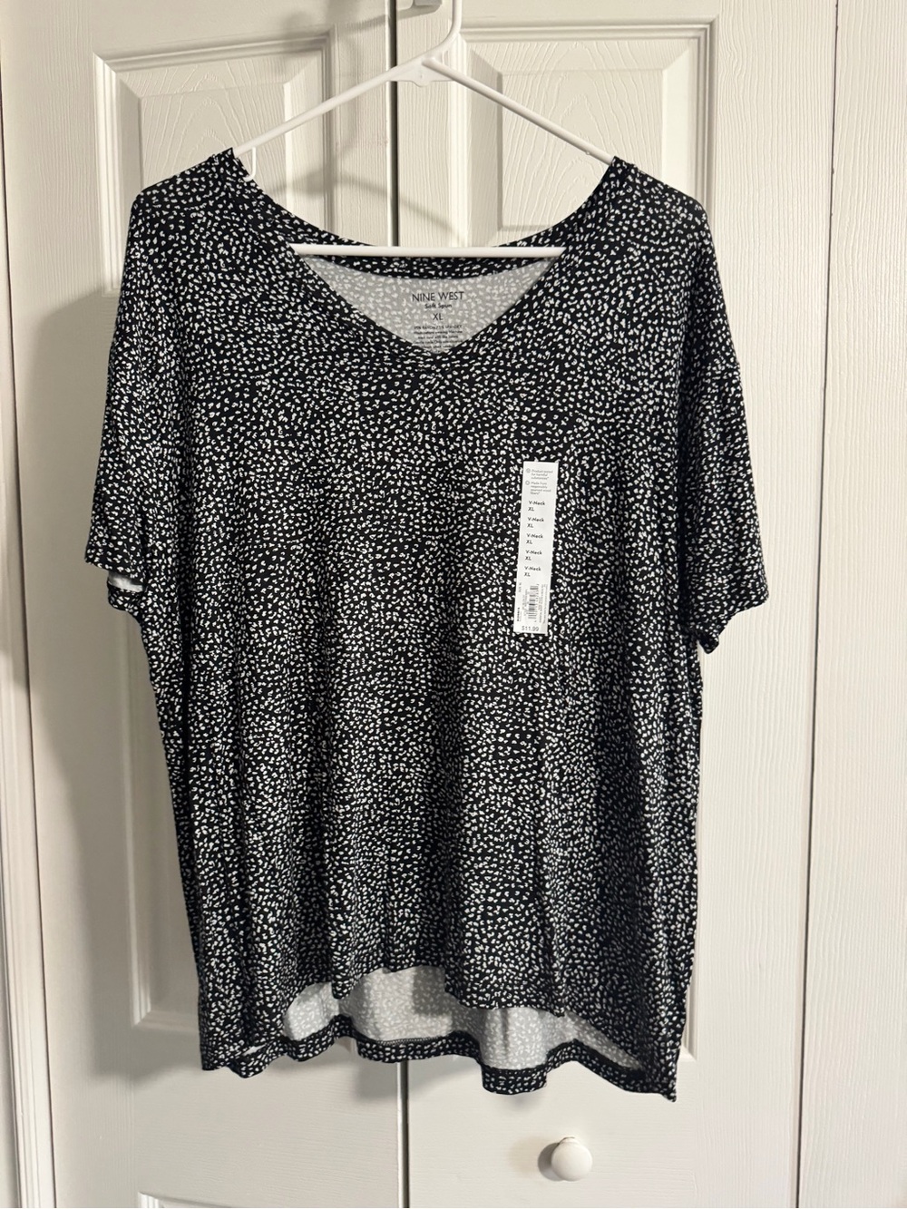 Nine West Black and White Speckled V-Neck Short Sleeve Top